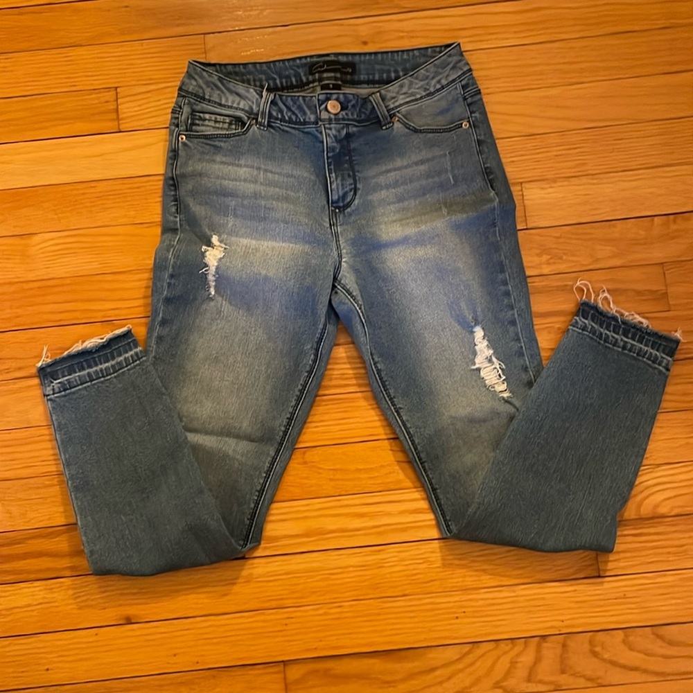 Cred NY Distressed Mid Rise Skinny Jeans (Size 9) 99%cotton 1%spandex